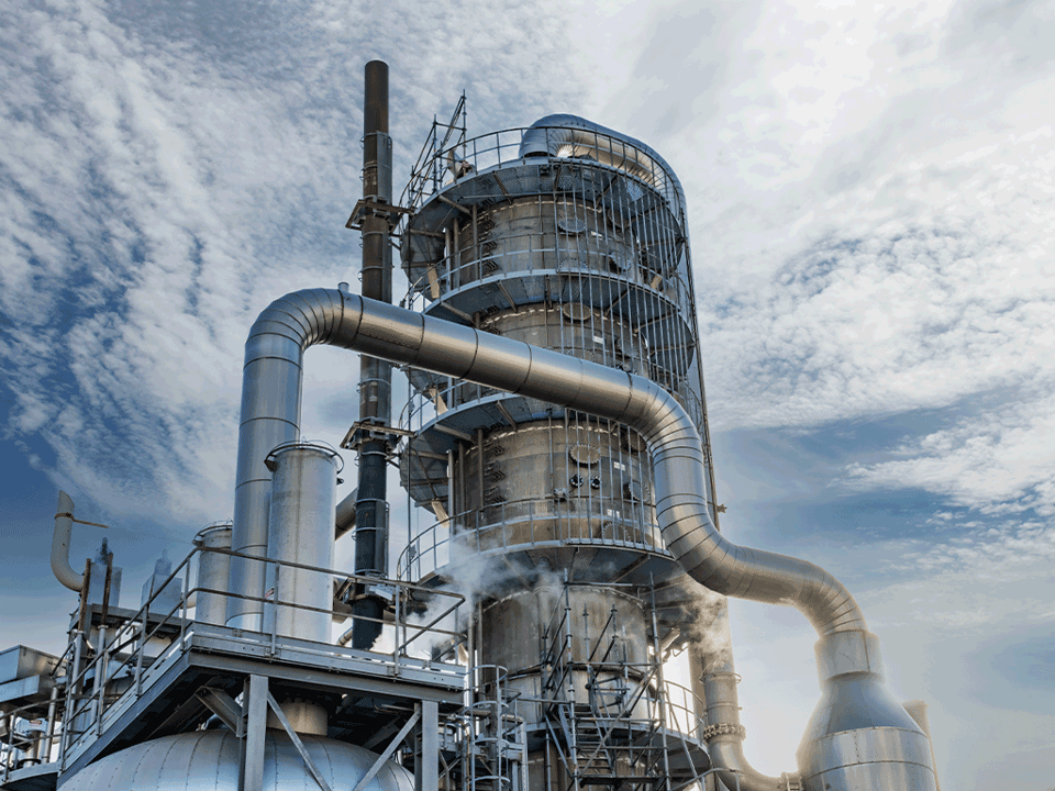 Atmospheric distillation tower with connecting pipes